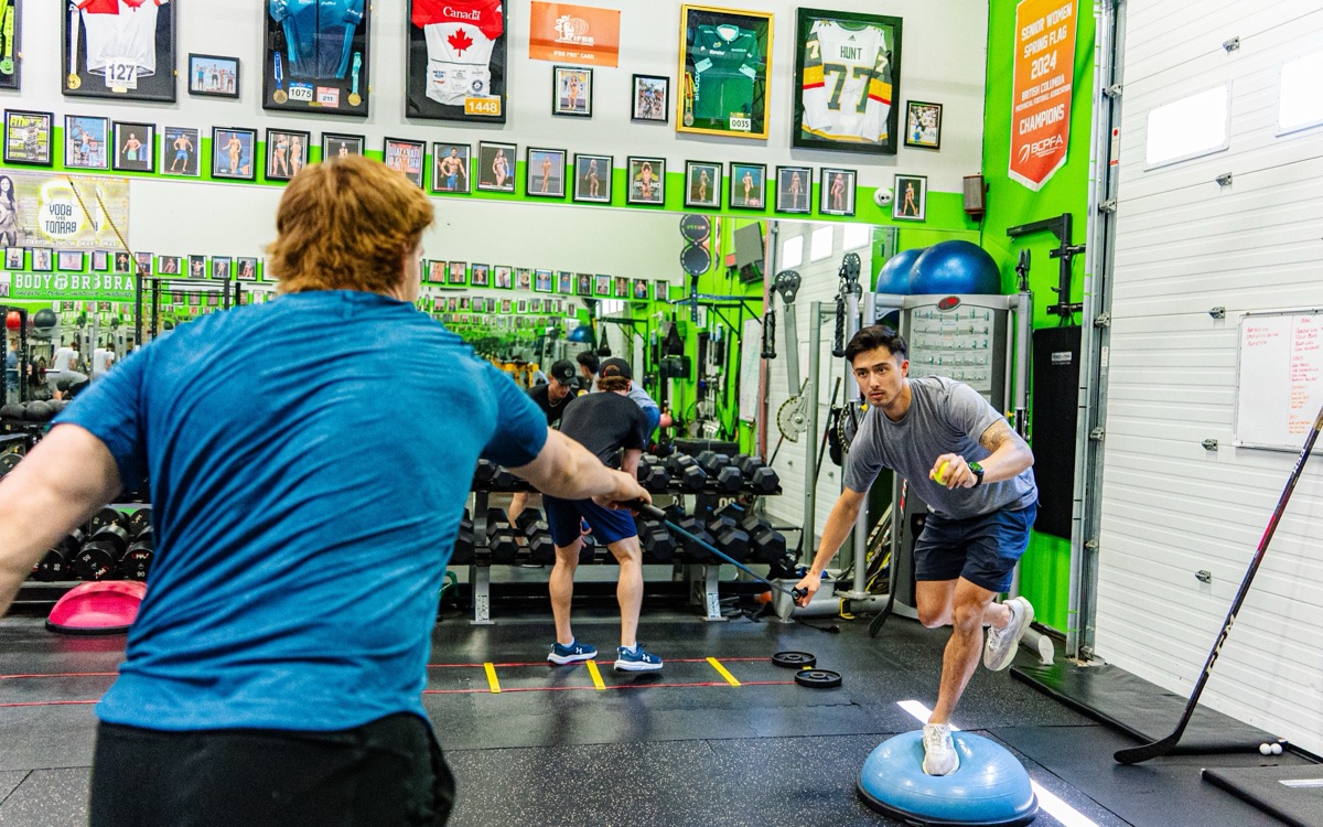 A SISU Edge coach working one-on-one with an athlete